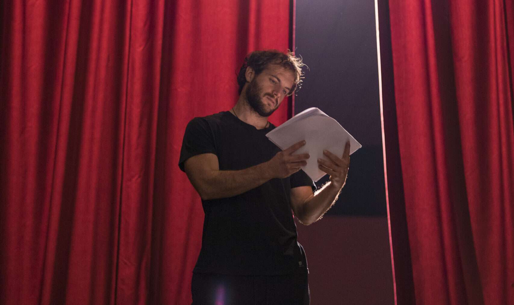 Imagen de un actor memorizando un texto