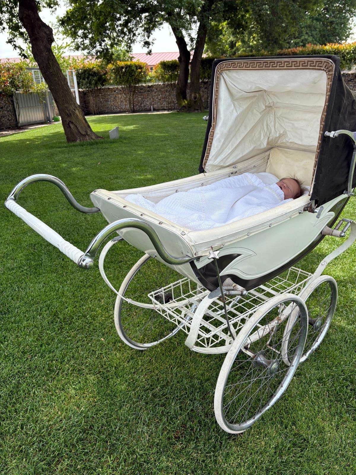 Imagen de un carrito de época de alquiler para rodajes realista santiago de compostela