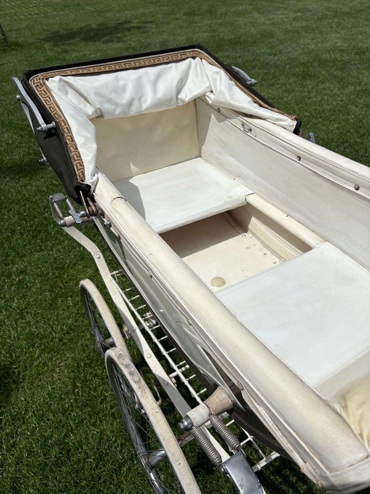Imagen de un carrito de época de alquiler para rodajes realista santiago de compostela