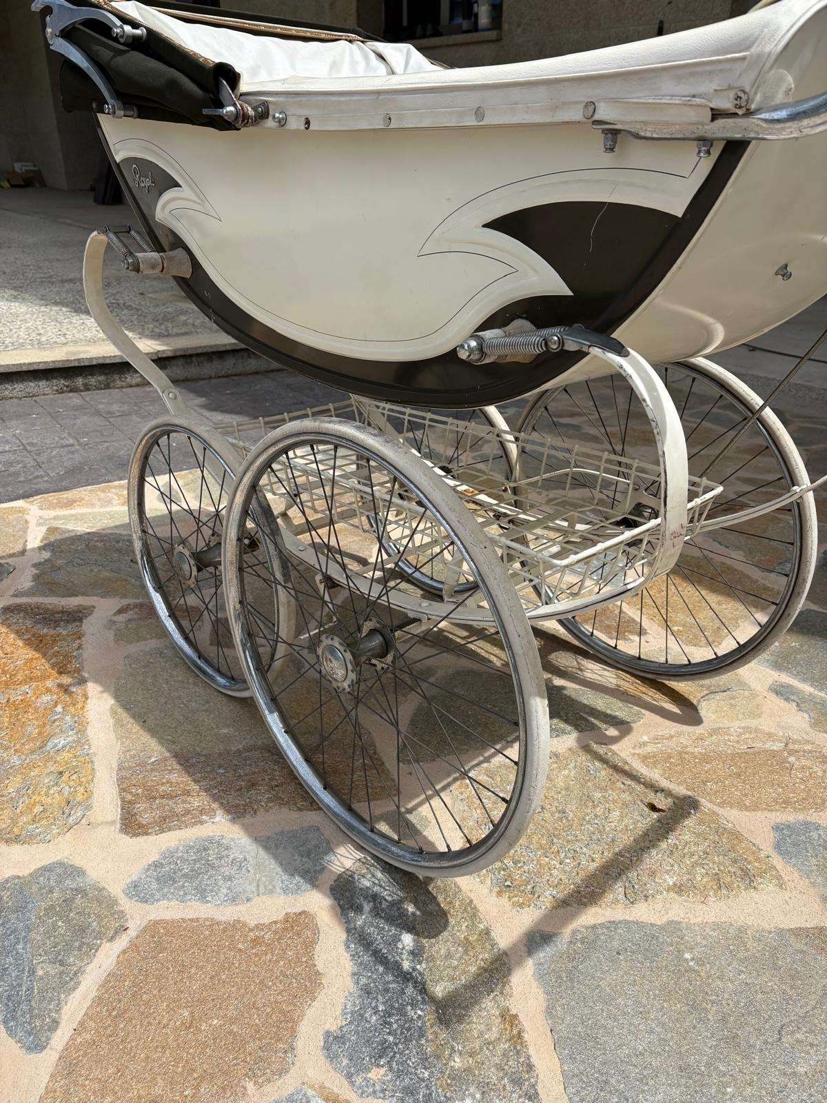 Imagen de un carrito de época de alquiler para rodajes realista santiago de compostela