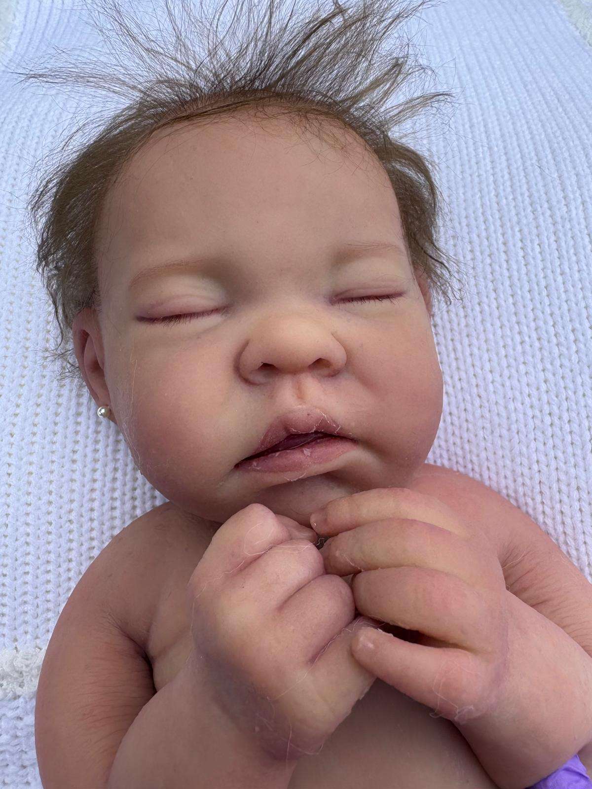 Imagen de un bebe reborn realista para alquiler de rodajes y obras santiago de compostela