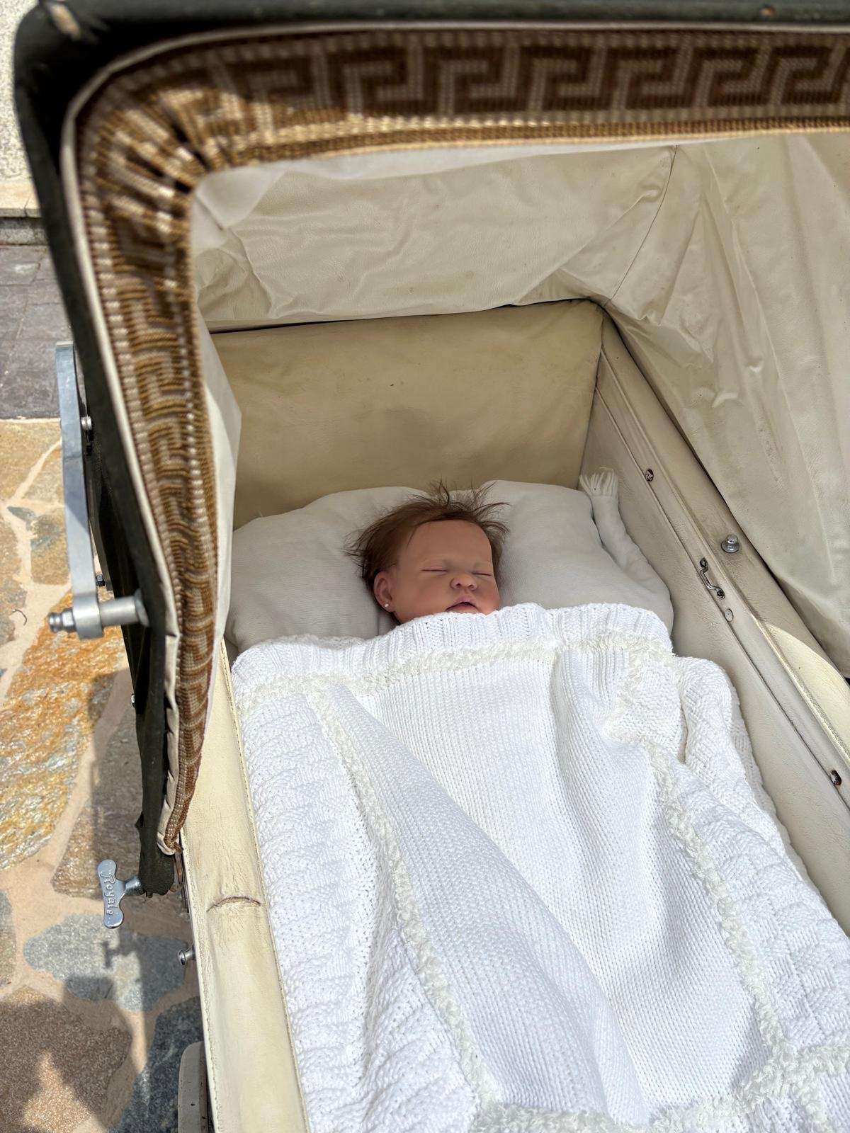 Imagen de un bebe reborn realista para alquiler de rodajes y obras santiago de compostela