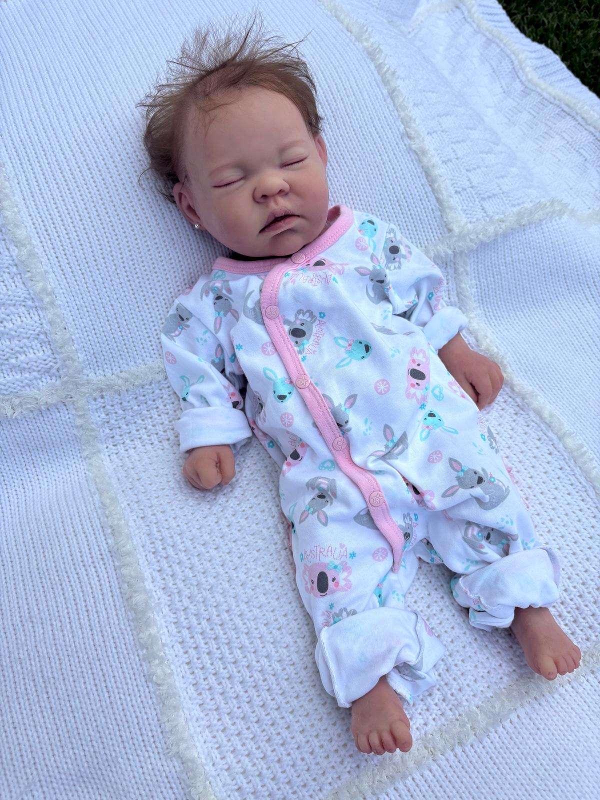 Imagen de un bebe reborn realista para alquiler de rodajes y obras santiago de compostela