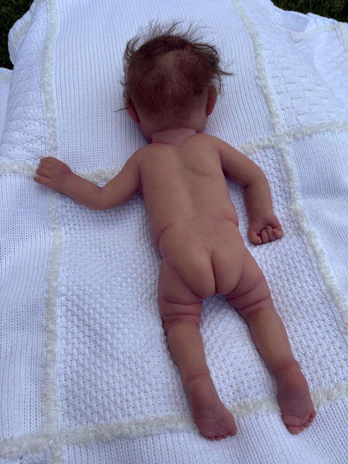 Imagen de un bebe reborn realista para alquiler de rodajes y obras santiago de compostela